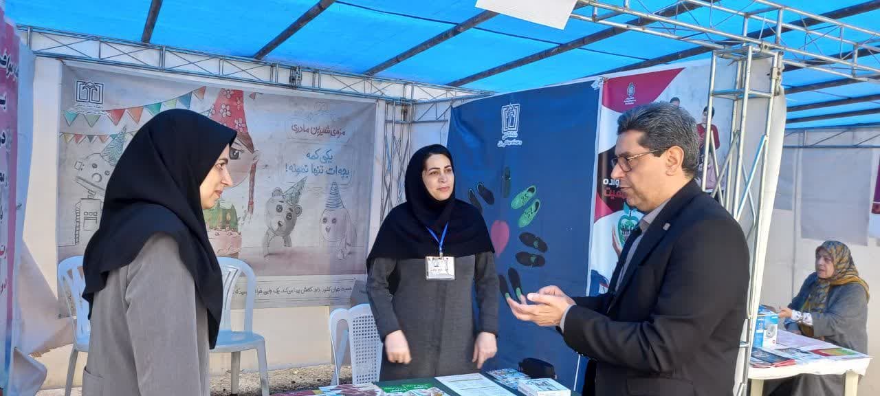 بازدید دکتر محمدرضا عادل مشهد سری و خانم دکتر سلیمانی از نمایشگاه هفته سلامت در میدان باغ فردوس بابل در چهارمین روزه هفته سلامت